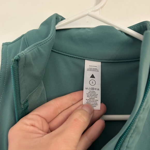 Cropped athletic top | size small - Picture 2 of 3